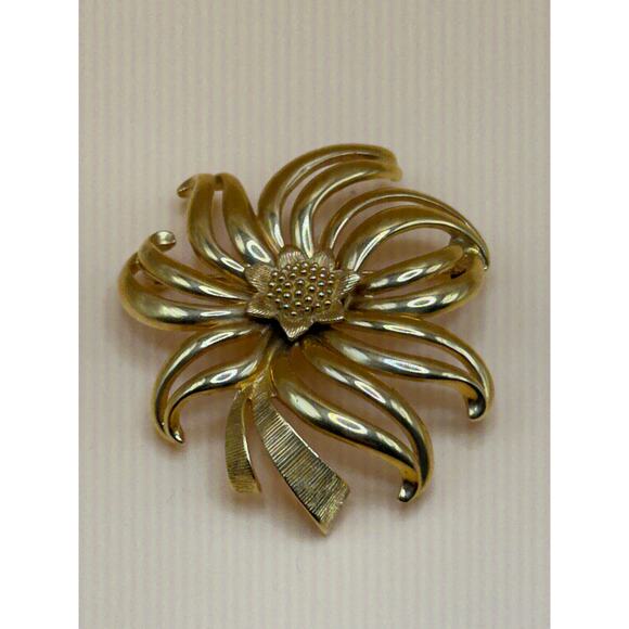 Vintage Monet Polished Gold Tone Flower Brooch Pin & Earrings - Picture 3 of 3